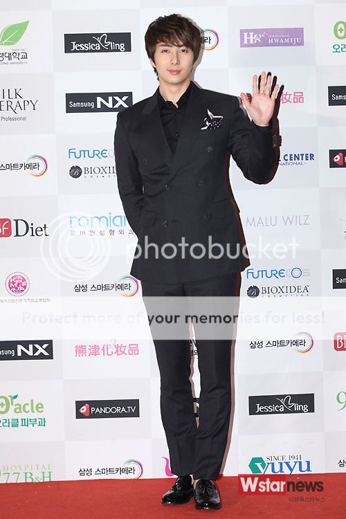 Хьонг Джунг присъства на 8th Asia Model Awards 2013  65fc4cbcjw1e0uhor9c5bj_zps8fa83a0a